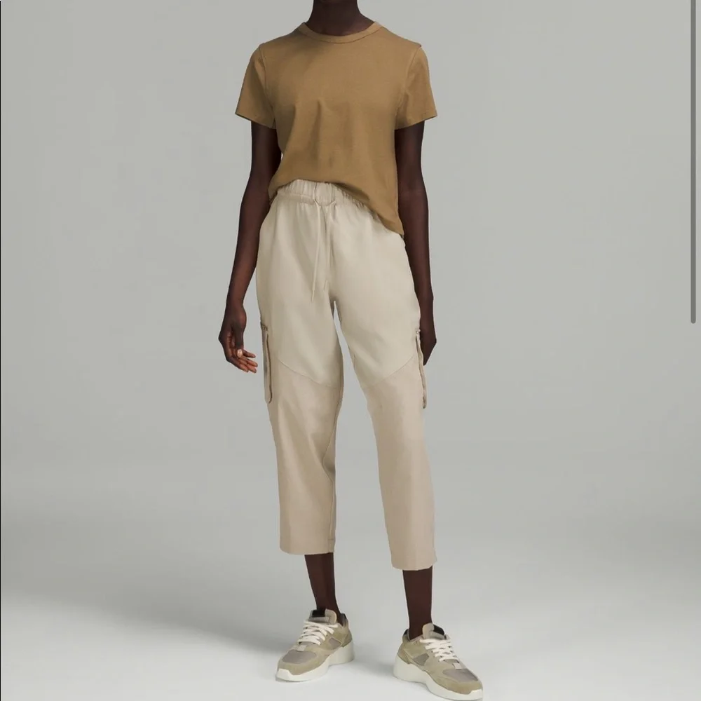 ❗️ISO❗️Lululemon Relaxed Mid-Rise Cargo Crop in Raw Linen - Size 4 - NWT / NWOT - Picture 3 of 6